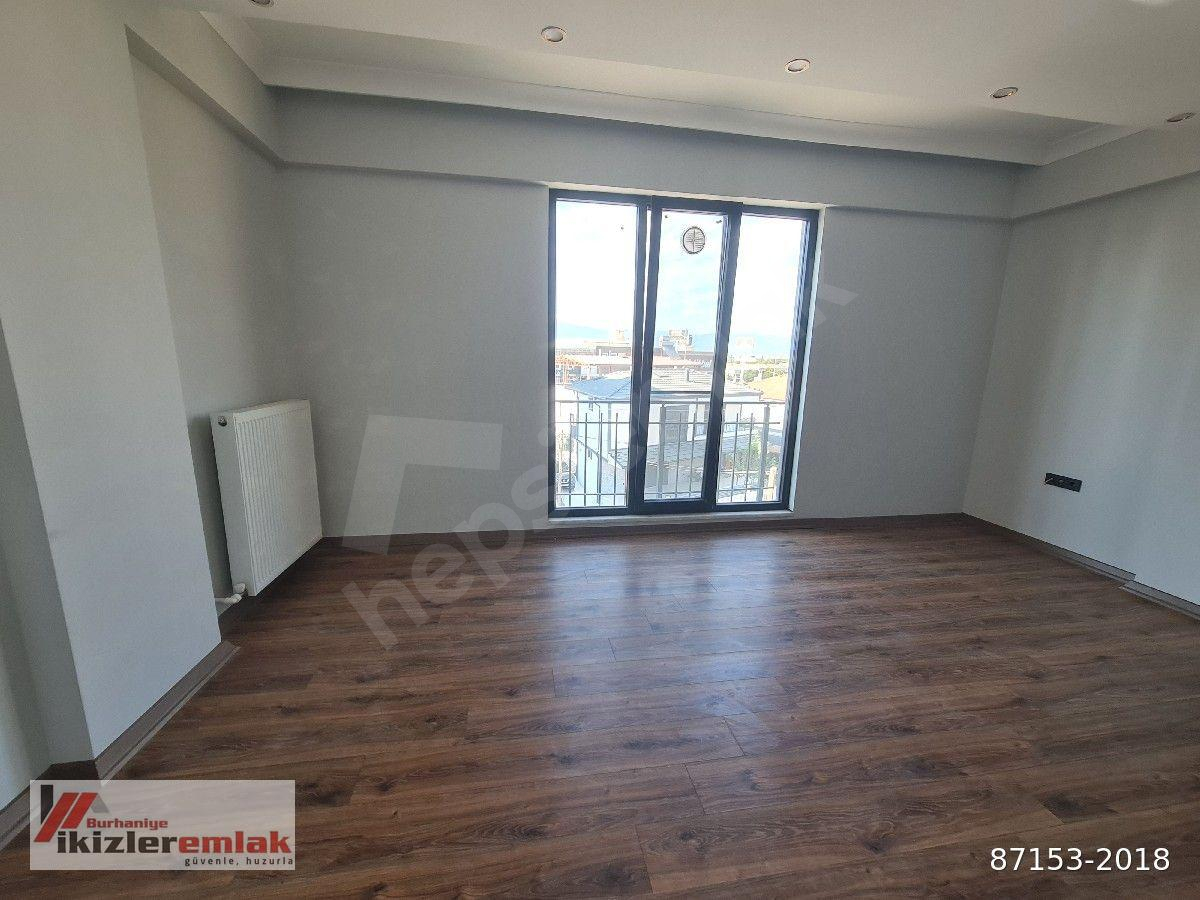 Burhaniye Hürriyet Mahallesinde Cam Balkonlu Kiralık 1+1