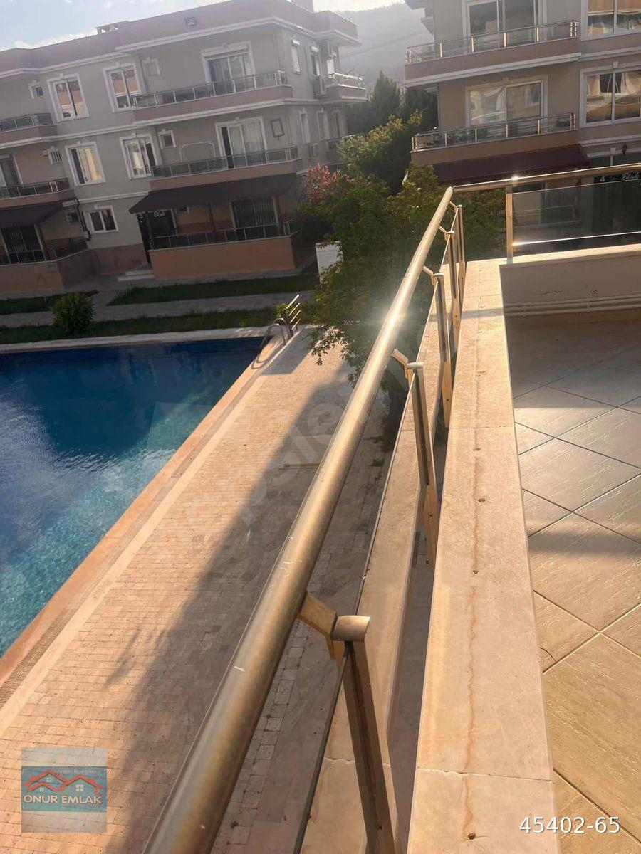 Yeni Foça Merkezde Havuzlu Sitede Marinaya 3 Dk Satılık daire