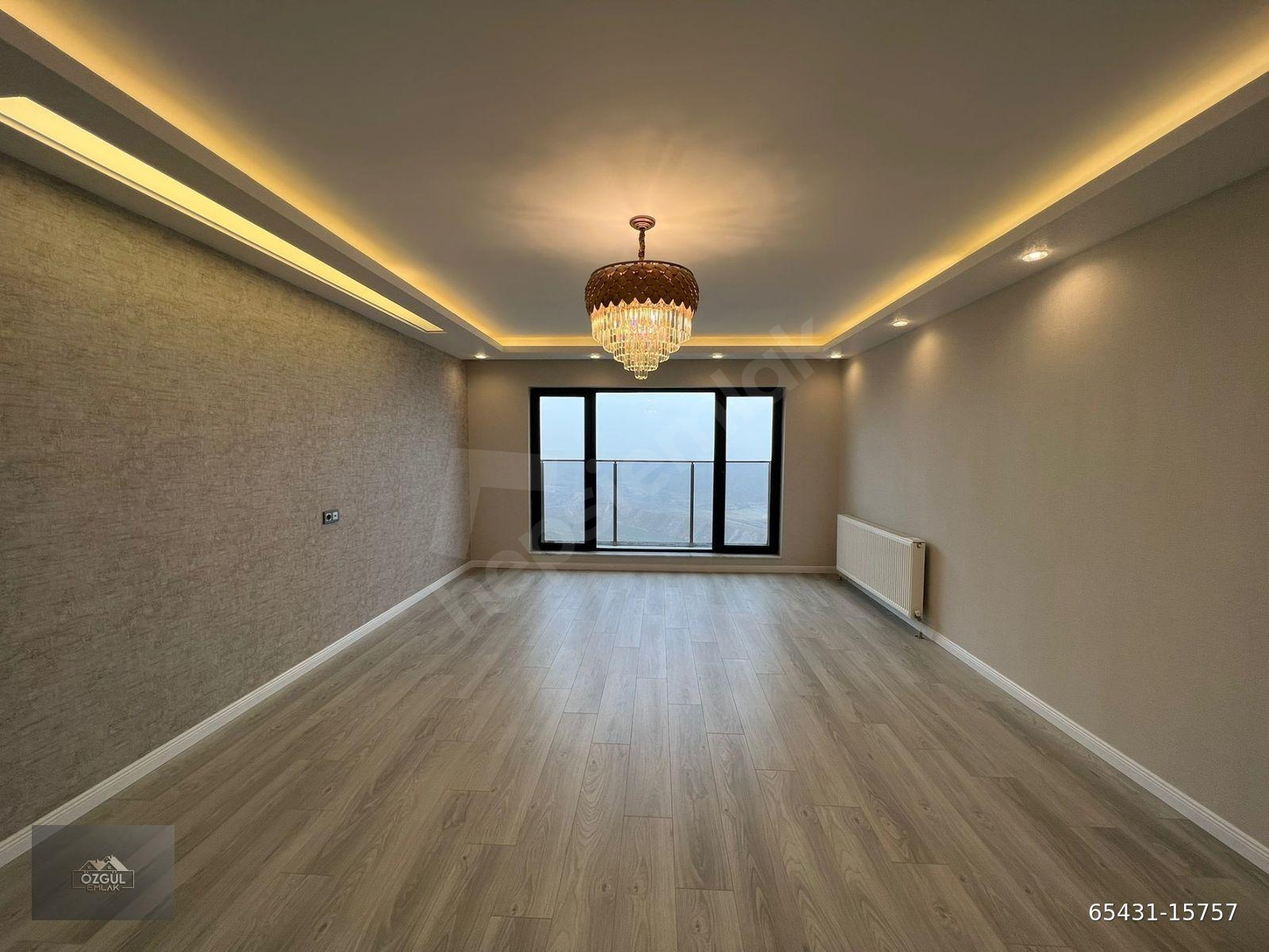 ÖZGÜL EMLAK'tan DEVLET HASTANESİ YAKINI LÜX SİTEDE FULL YAPILI G.ODALI ORTA KAT 4+1 DAİRE