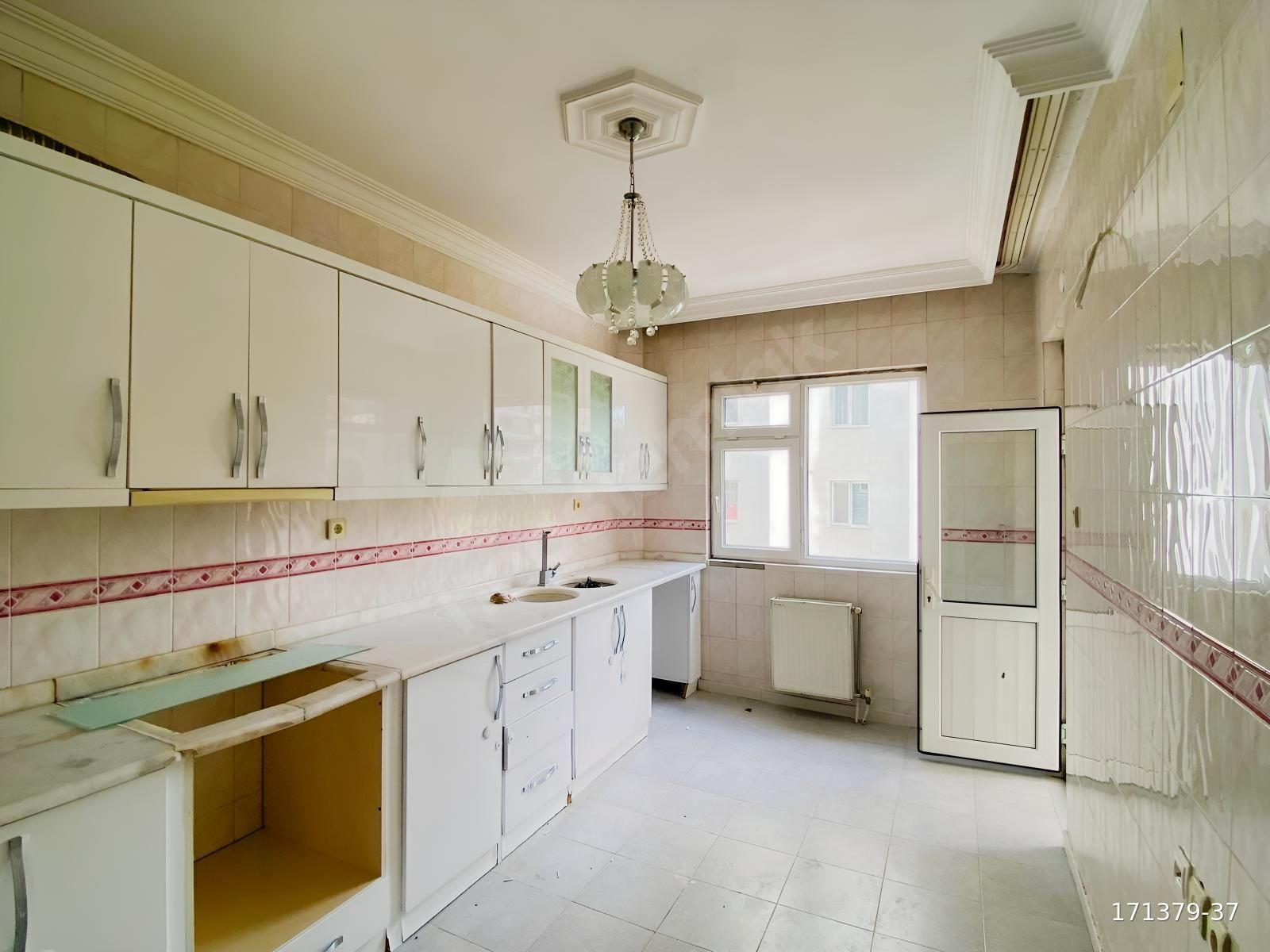 KARATAŞ'ta ARA KAT 160 m2 MÜKEMMEL LOKASYONDA TOPRAK EMLAK'tan