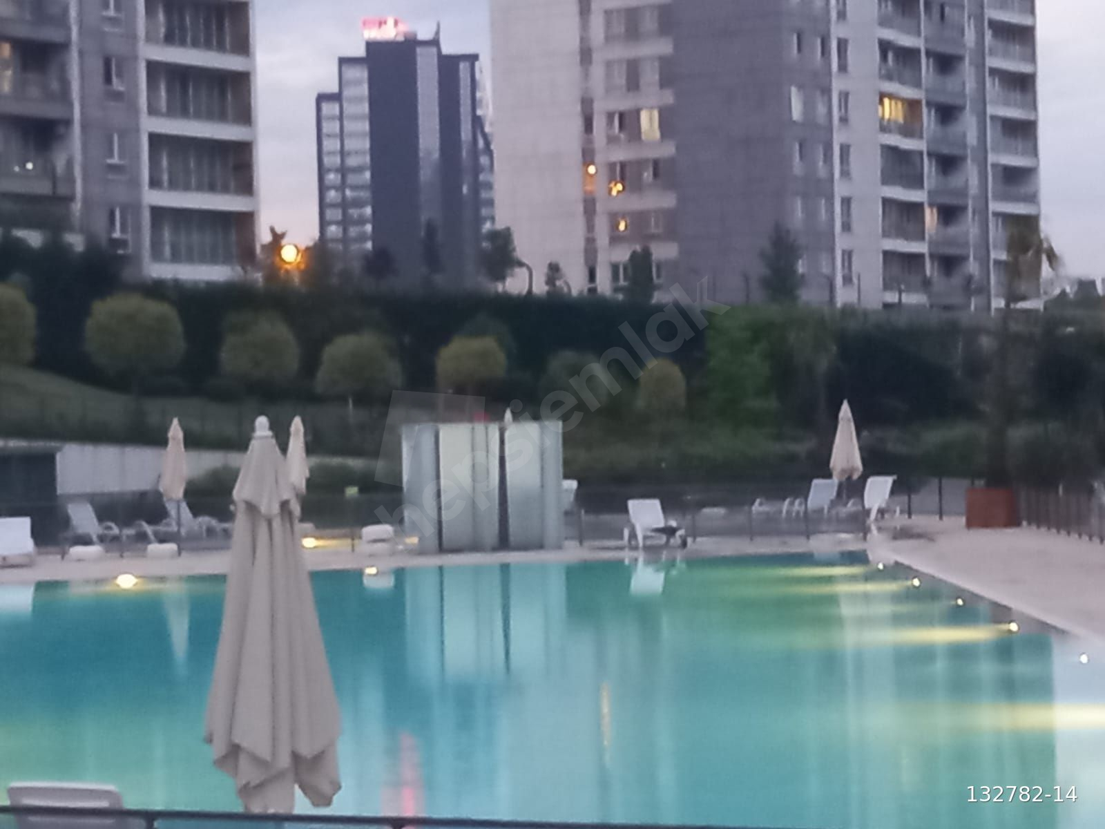 Bahçeşehir Göl Panorama Sitesinde Eşyalı Satılık Daire