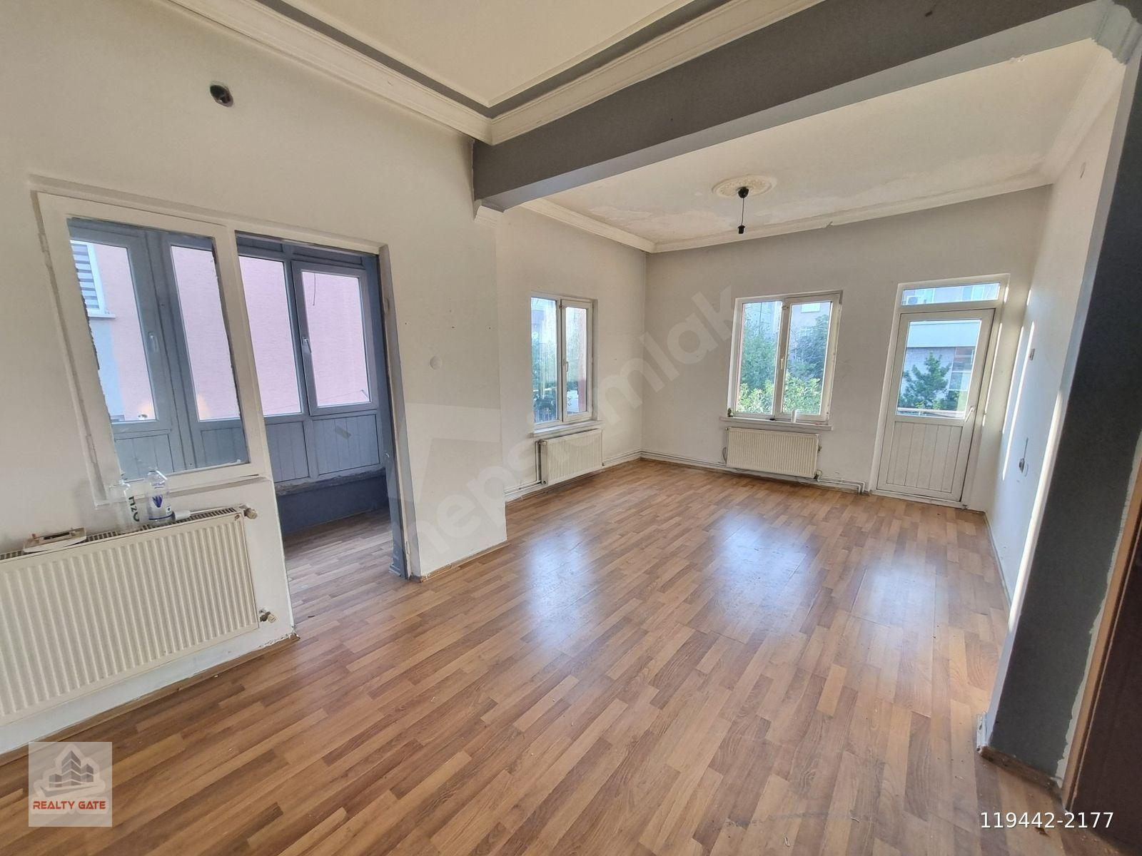 RAGIP TÜZÜN CADDE ÜZERİ - METROYA 900 METRE - 1+1 KİRALIK DAİRE