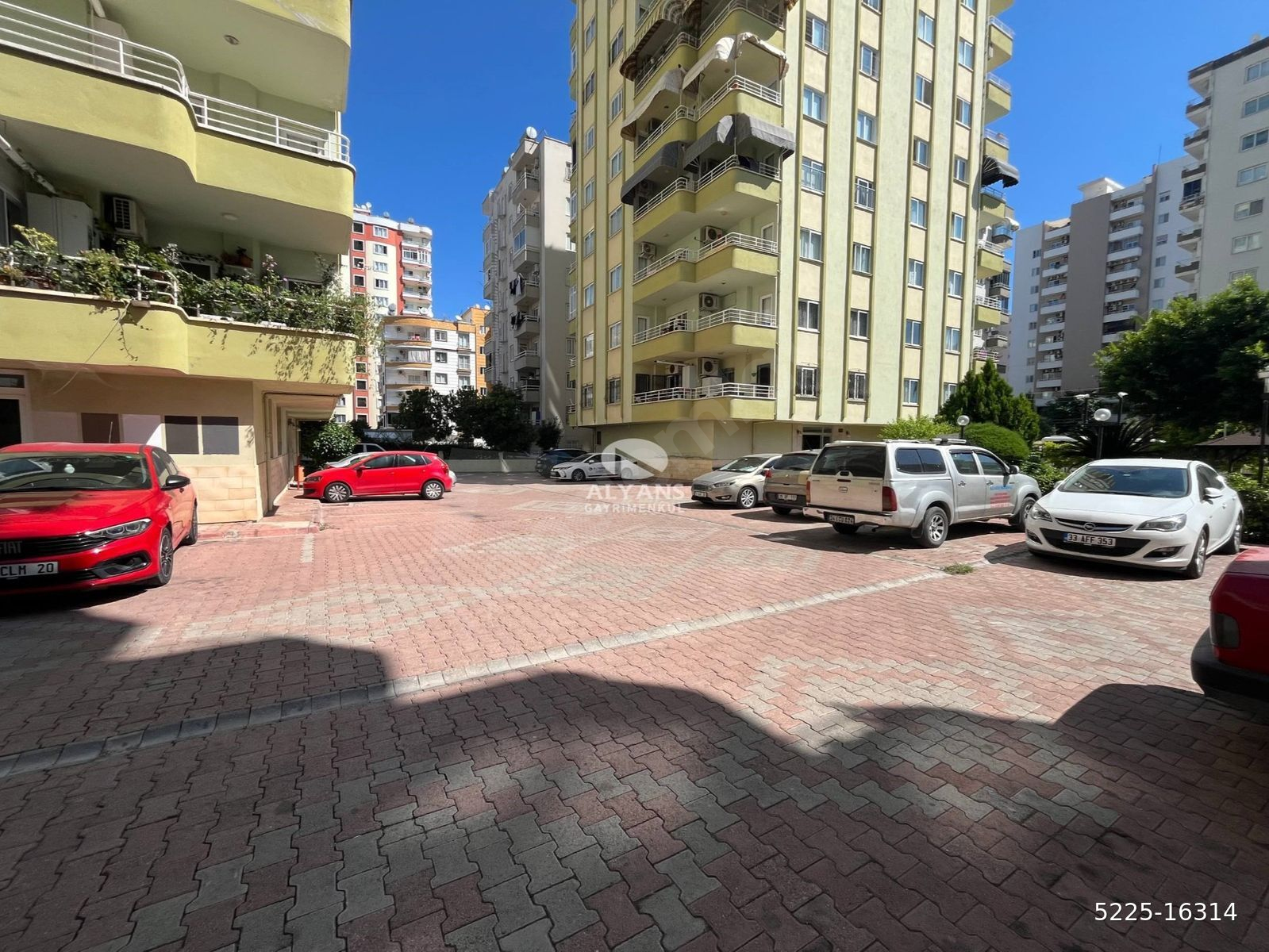 ALYANS'TAN MERKEZİ KONUMDA GENİŞ OTURUMLU 3+1 KİRALIK DAİRE