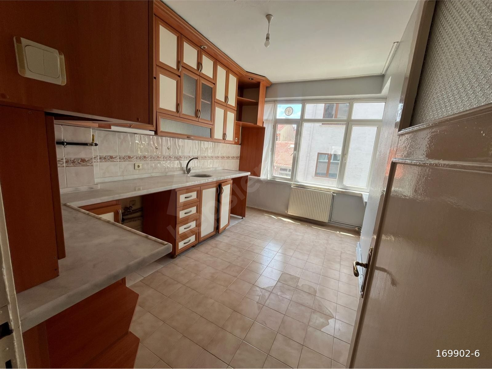 ESKURTOĞLU GAYRIMENKUL'DEN GÜLLÜK MAHALLESİNDE SATILIK TERASLI 2+1 DAİRE