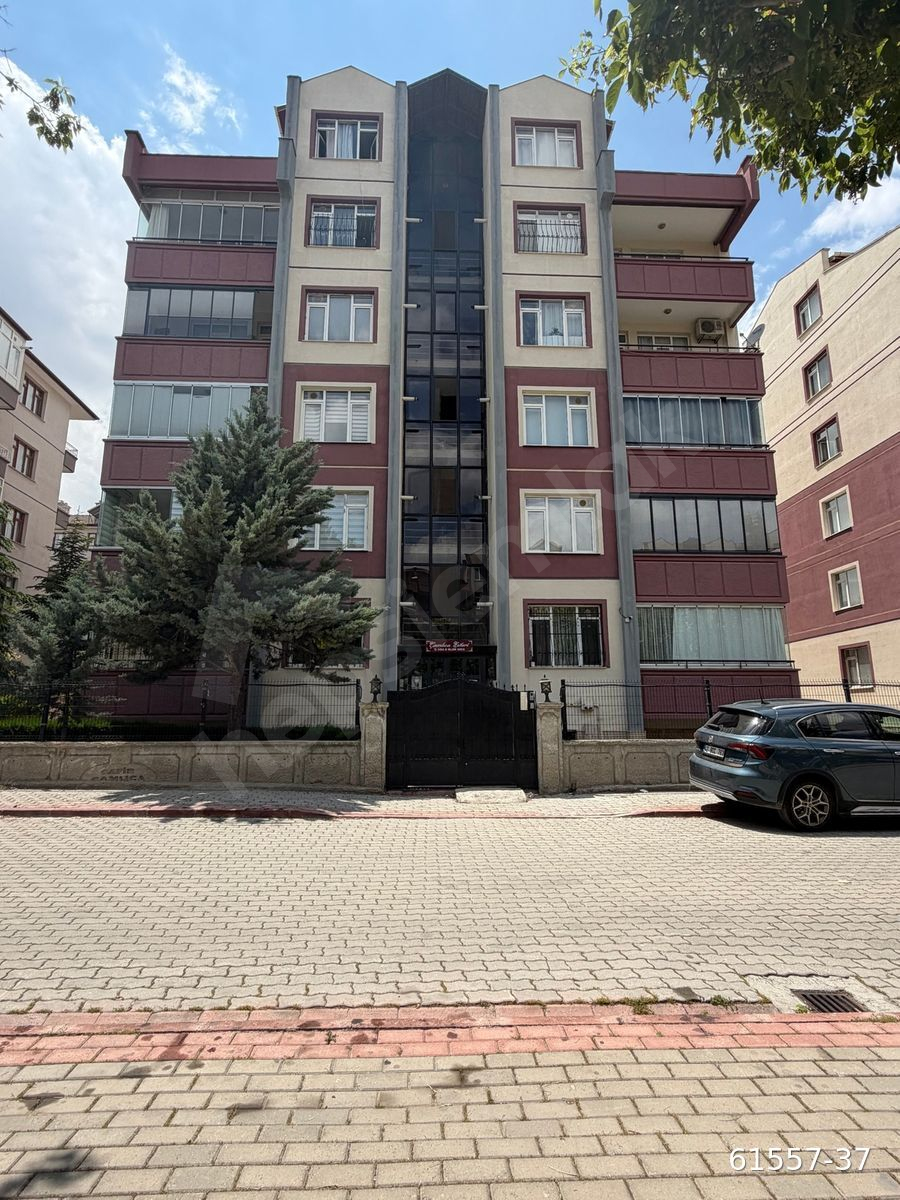 ÇAMLICA SİTESİNDE 3+1 GENİŞ VE BAKIMLI YÜKSEK GİRİŞ KATTA DAİRE