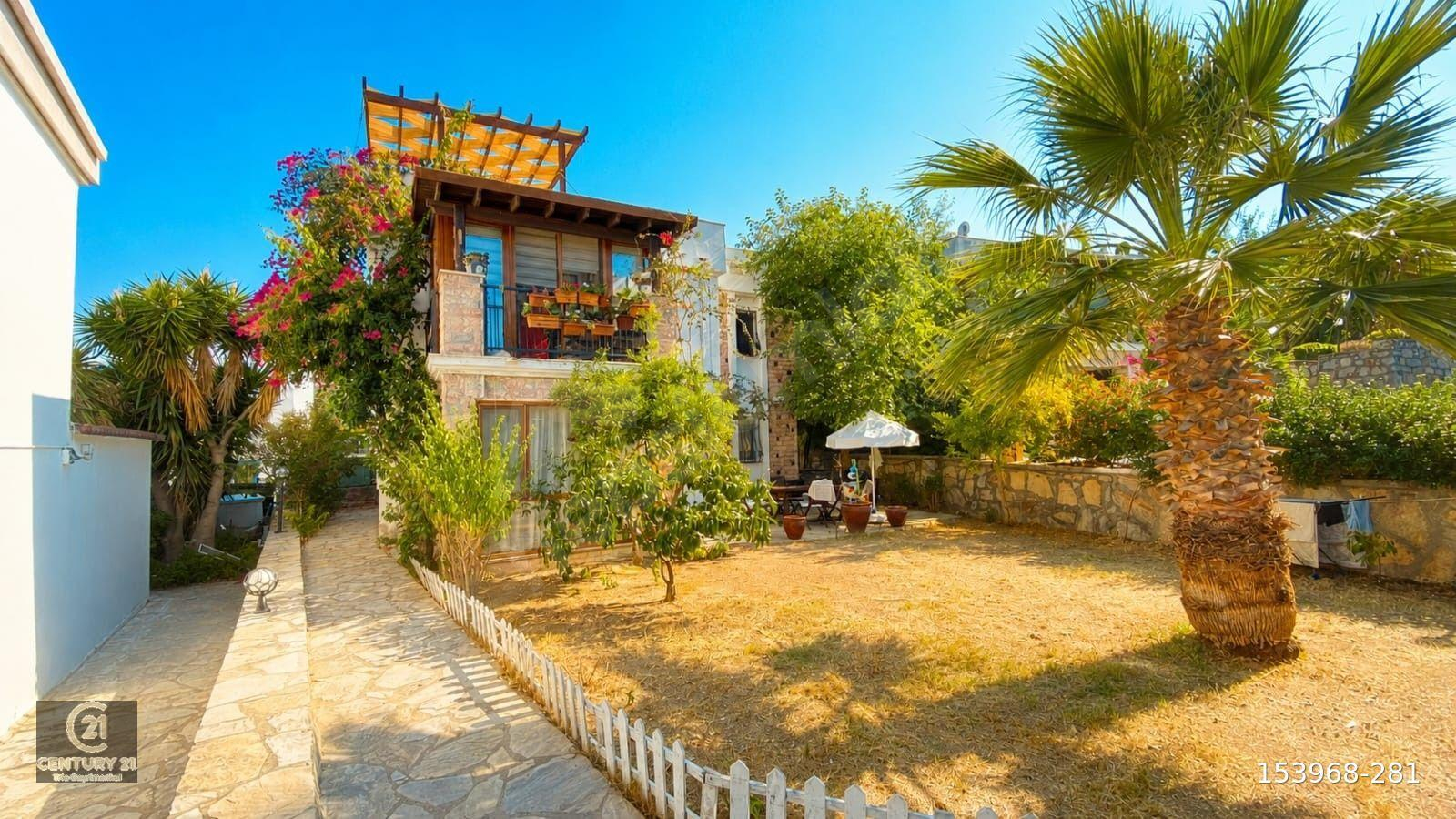 YALIKAVAK MERKEZ'DE HAVUZLU SİTEDE 2+1 ÜST KAT DAİRE