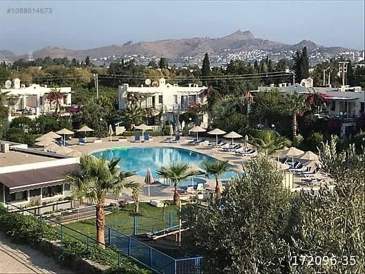 Yalıkavak Marinaya yürüme mesafesinde havuzlu sitede üst kat 2+1