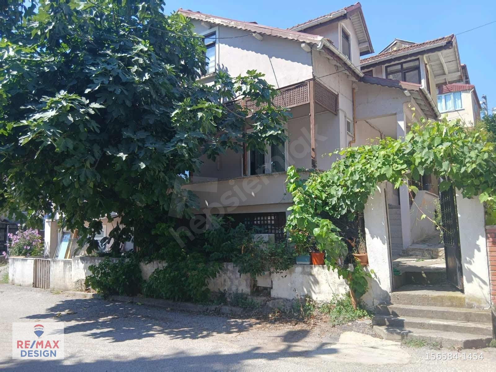 REMAX DESIGN SERDIVAN EŞYALI KİRALIK DAİRE