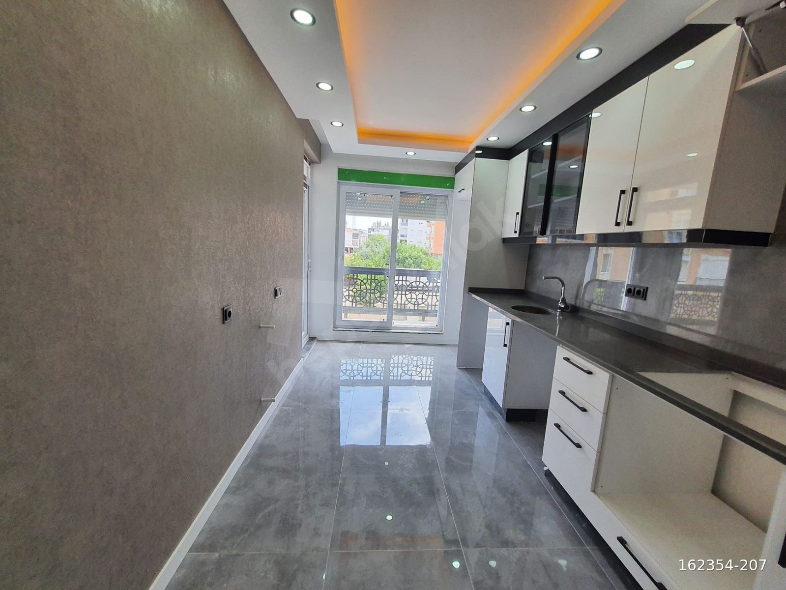 130M2 COK GENİŞ VARSAK KARŞIYAKA DA KONUM HARİKASI 3+1 DAİRE