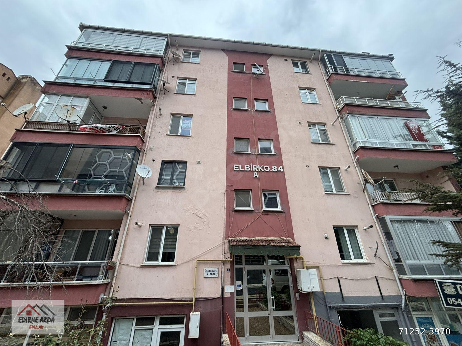 Arda Emlak Ofisin’den Cumartesi Pazarı Yakını Ara Kat Kapalı Balkonlu Daire