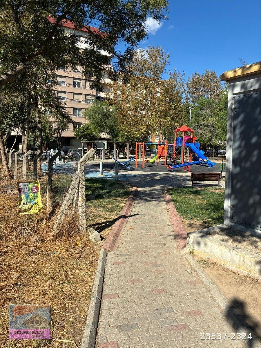 BORNOVA ÖZKANLAR GÜRMAR ARKASI, YAHYA KEMAL ORTAOKULU YANI ÜÇ ODA SALON SÜPER KONUMLU DAİRE