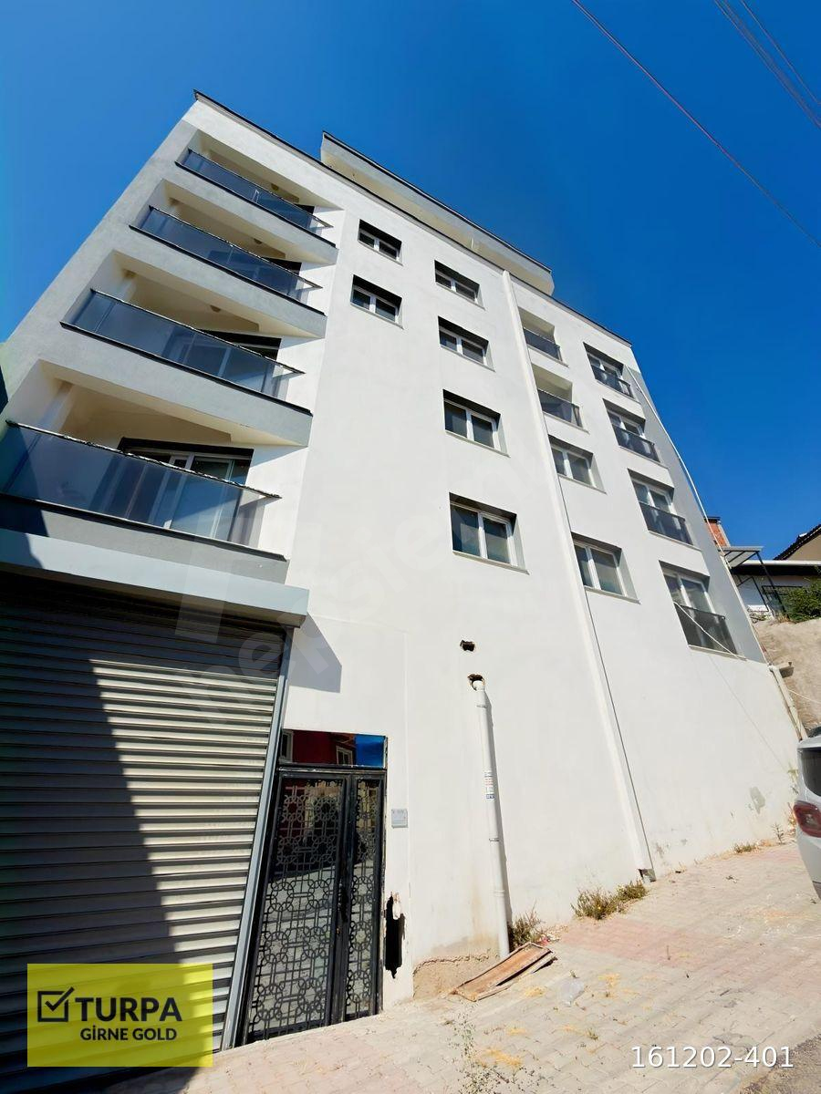İzmir Bayraklı Mahalesinde Teraslı 1+1 Satılık Daire