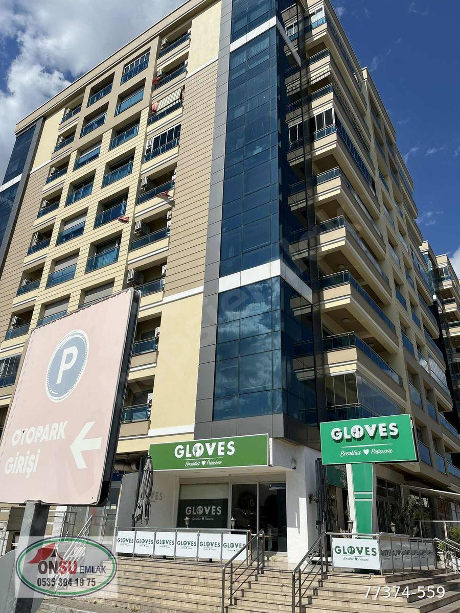 Bayraklıda cadde üzeride büyük geniş satılık daire