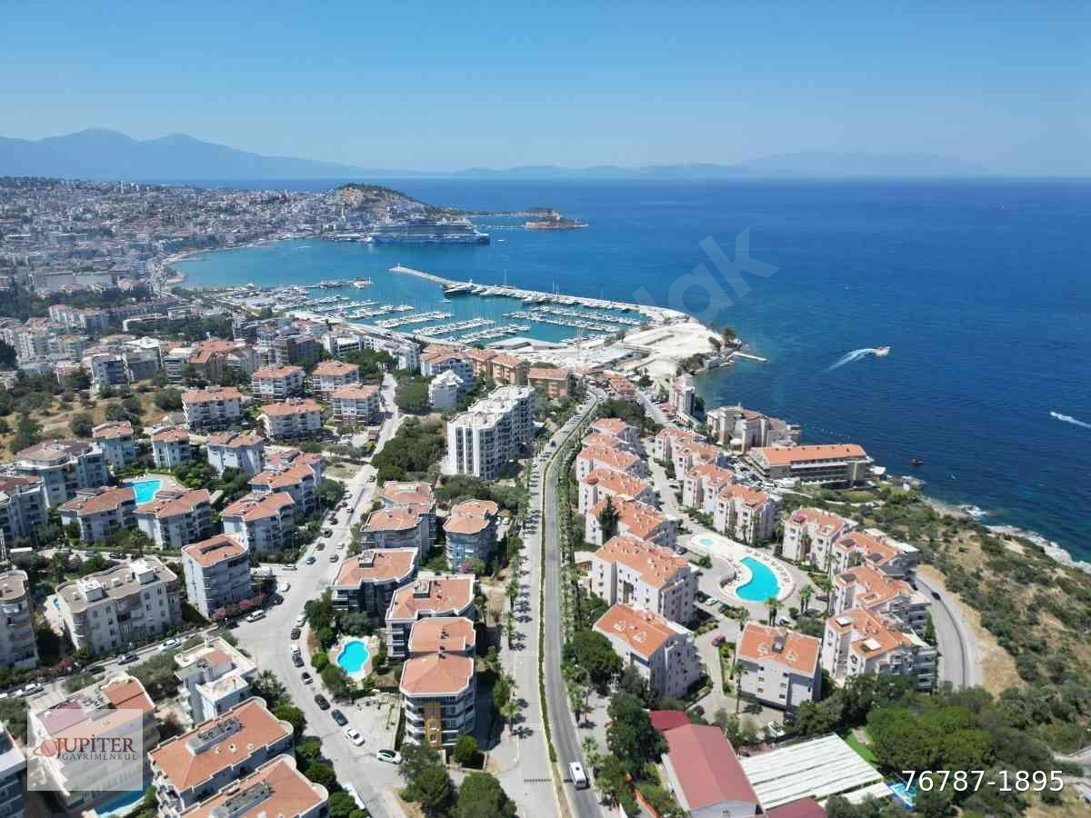 KUŞADASI MARİNA AKYAR KONAKLARINDA SATILIK MANZARALI BAHÇE KATI 2+1 DAİRE