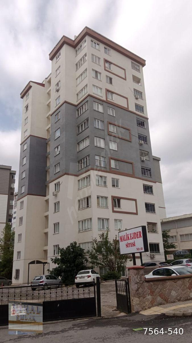 TEKEREK CADDESİ KÜÇÜK EV ARKASI 3 BLOKLU SİTE İÇİ SATILIK 4+1.