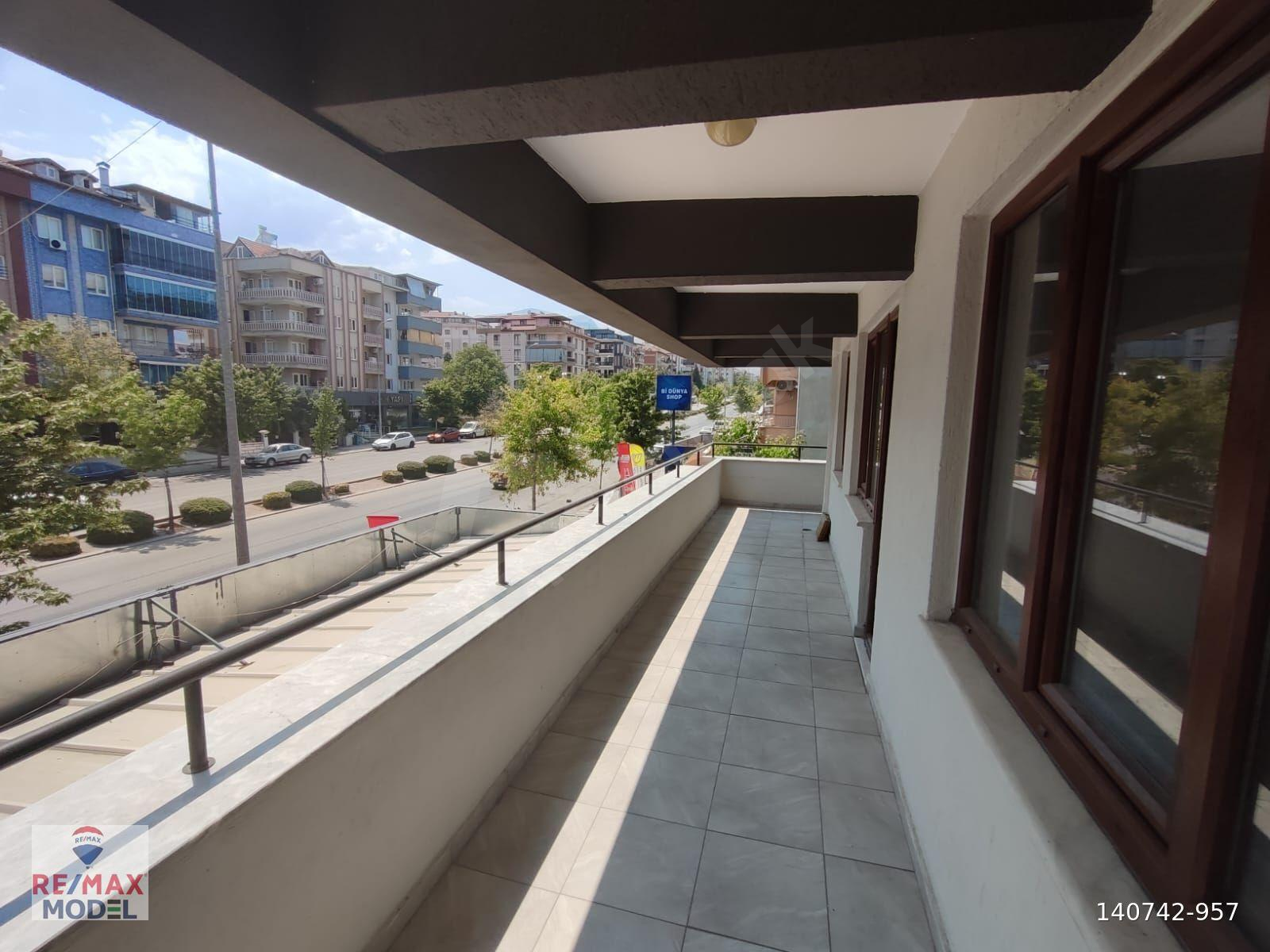 REMAX MODEL DEN ULUS CADDESINDE İÇİ YENILENMIŞ 3+1 KİRALIK DAIRE