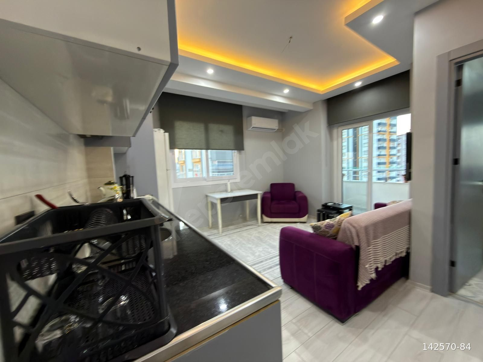Erguvan Caddesinde 1+1 satılık eşyalı kiracılı daire