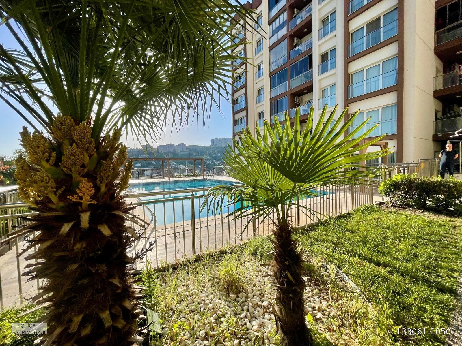 İzmir Bayraklı Havuzlu Sitede Deniz Manzaralı 3+1 Satılık Daire