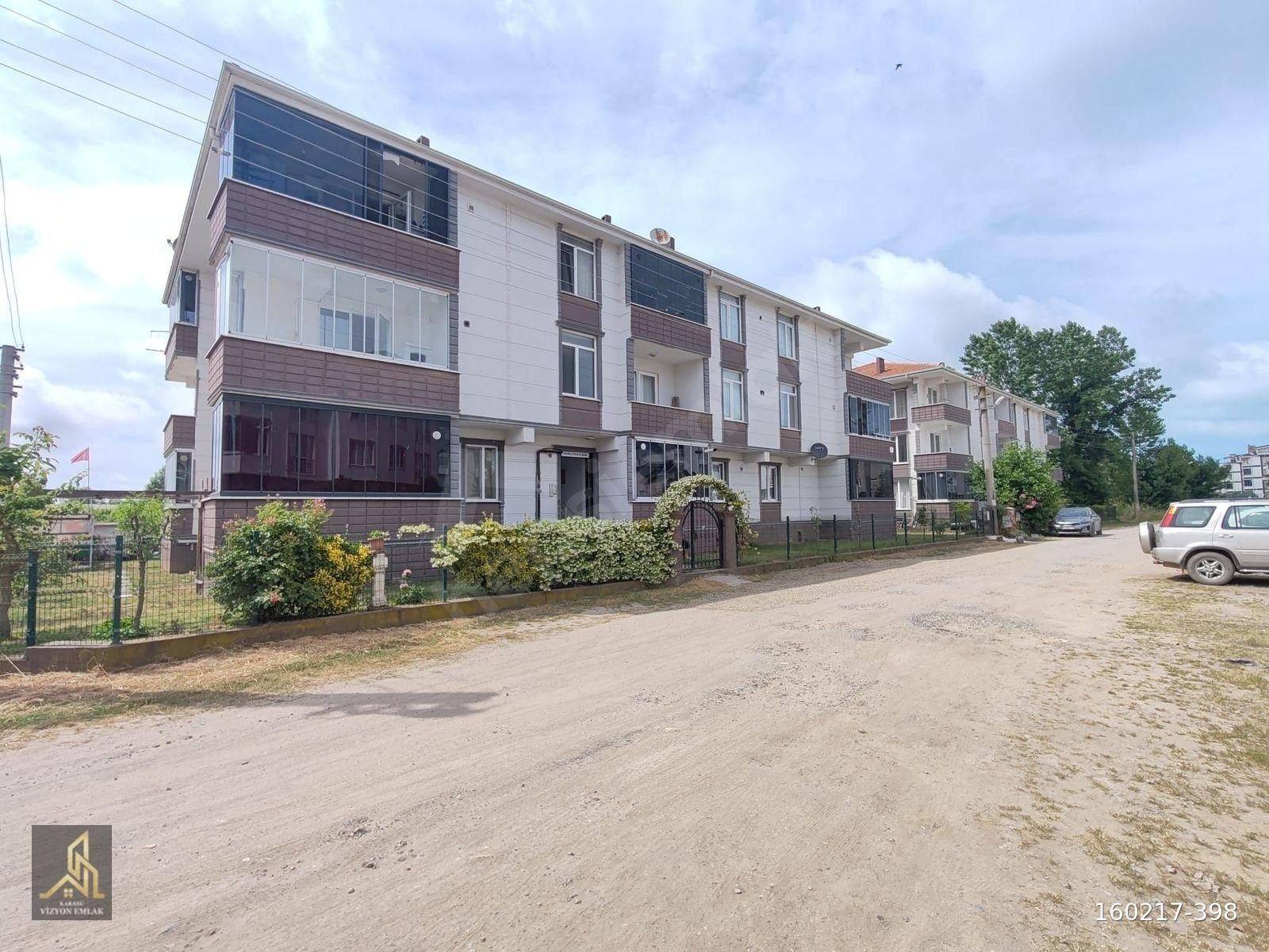 KARASU YALI MAHALLESİNDE KOMBİ PETEKLİ CAM BALKONLU 3.KAT 1+1
