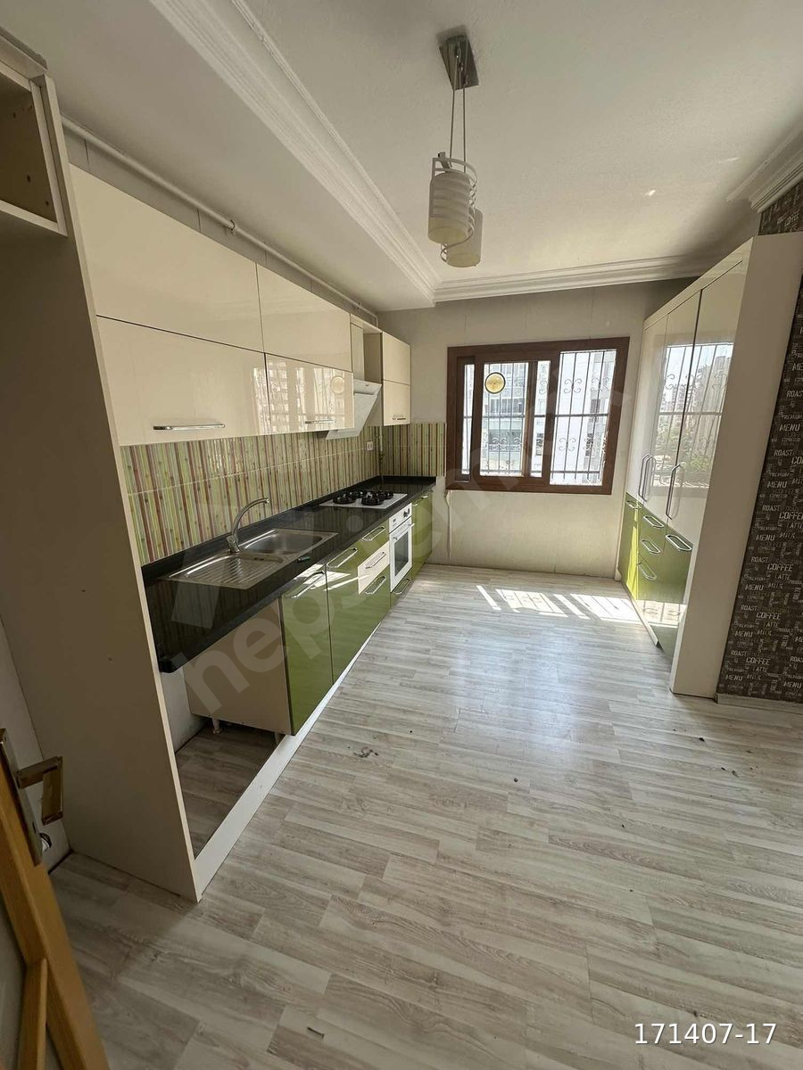 Hayalpark civarı az katlı binada satılık 4+1 Lüx daire