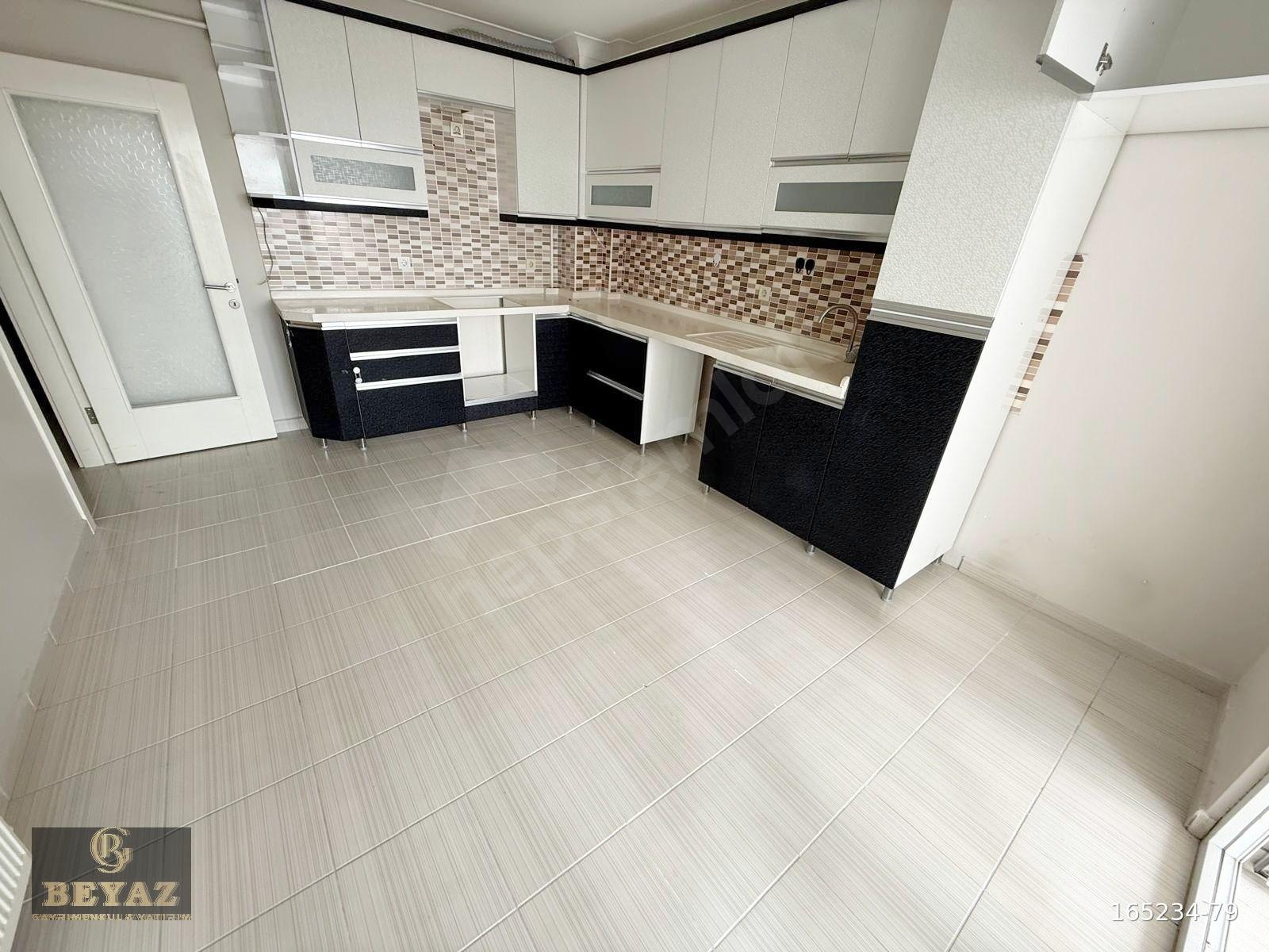 BARIŞTEPE'DE EROLKAYA CAD ÜZERİ KREDİYE UYGUN SİTEDE YAPILI 3+1