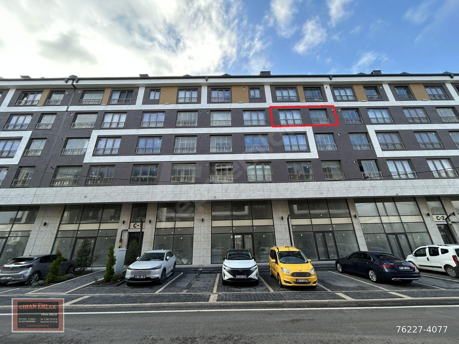 CİHAN EMLAKTAN SATILIK 600 EVLER CADDE PORTTA EŞYALI 1+1 DAİRE