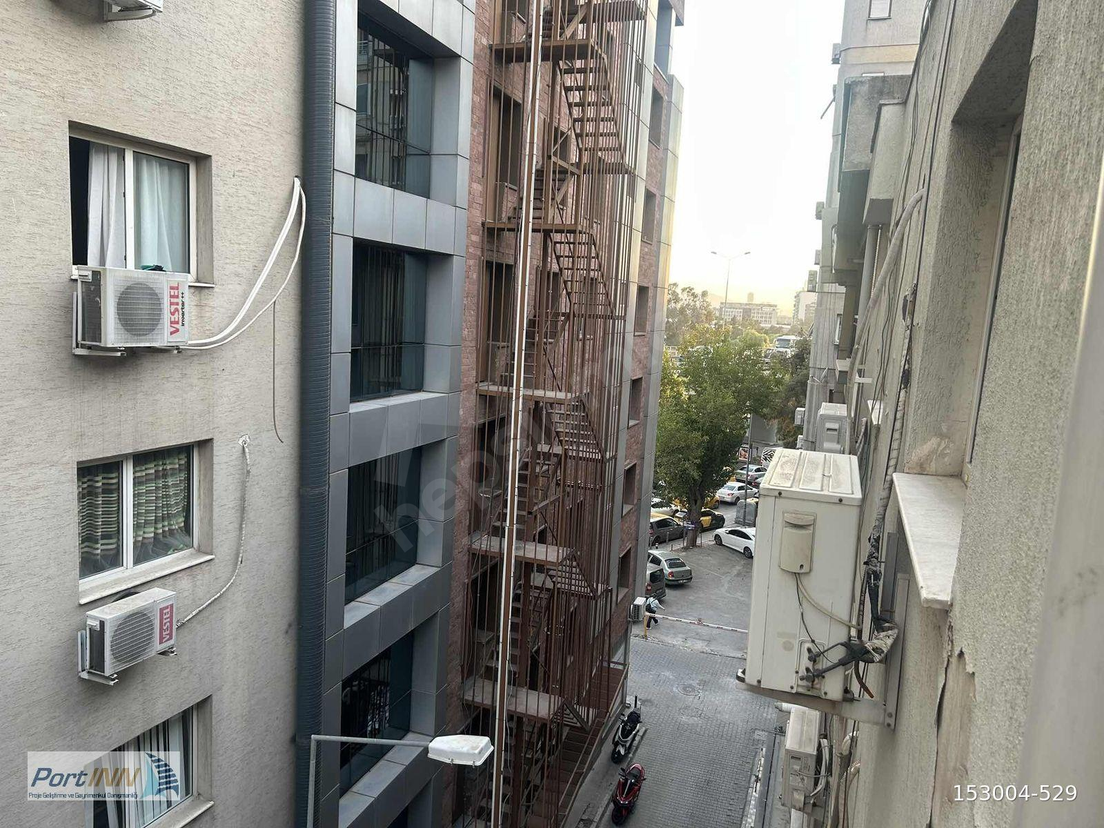 BORNOVA KÜÇÜKPARK'TA TEMİZ BAKIMLI 2+1 KİRALIK DAİRE