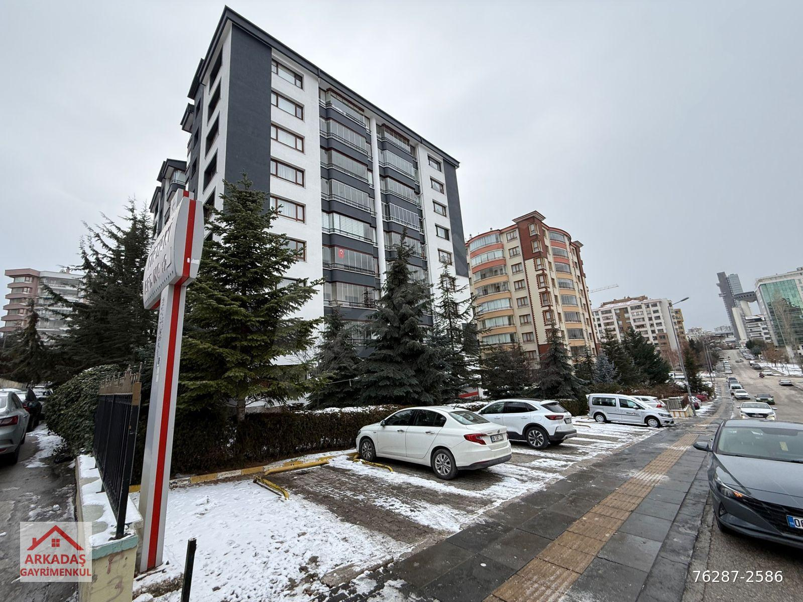 YUKARI ÖVEÇLER TİRYAKI SİTESİNDE 1 KATTA ULTRA LÜKS 4+1EBEVEYN BANYOLU GENİŞ MUTFAKLI
