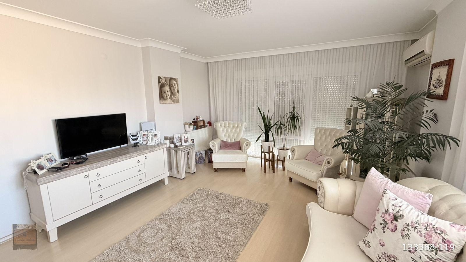 Ayvalık Sarımsaklı da kapalı otoparklı,bakımlı bir sitede masrafsız daire