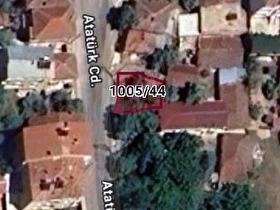 Yeniköye Girişte Tapuda Avlulu Ahşap Ev Yazan 105 m2 İmarlı Arsa Kredıye Uygun