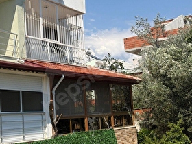DİKİLİ ÜMMETOĞLUNDAN GAZETECİLER SİTESİNDE 4+1 BAHÇELİ TRİPLEKS VİLLA DENİZE 900 M