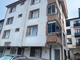 KDZ EREĞLİ KAVAKLIK MAHALLESİNDE ANAYOLA YAKIN ARAKAT EŞYALI SATILIK 1+1 DAİRE