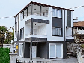 DURMAZERDEN BAHÇELİEVLERDE SAHİLE 4.PARSEL SATILIK 3 KATLI VİLLA