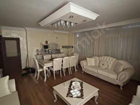 Kenan Evrende sessiz ve nezih bir apartmanda büyük daire