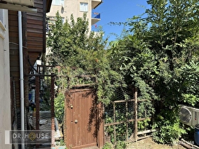 Dr.House dan Merkez Üsküdar Caddesi Çıkışlı İki Kat İzinli Arsa.