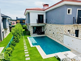 Çeşme Şifne Mahallesinde Denize 550 Metre Müstakil Havuzlu villa