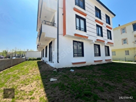 KARASU ÇARŞI MERKEZDE SIFIR MUTFAK AYRI BAHÇE KULLANIMLI DAİRE