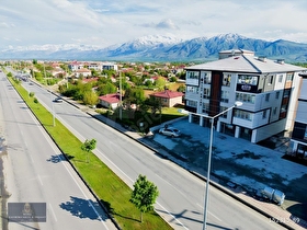 MONADAN CADDE ÜZERİ-AYRI MUTFAKLI-GENİŞ SATILIK LÜKS 1+1LER!