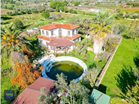 Bozcaadada Müstakil Havuzlu 2.050 m² İspanyol Tarzı Bağ Evi