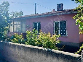 Bahçelievler mahallesinde Köşe başı Kargır Ev ve Bahçesi