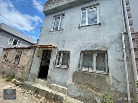 AYVALIK MERKEZDE KÖŞE NİZAMLI TERASLI 2 KATLI 4+1 KAĞİR RUM EVİ