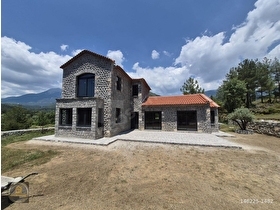 GoldHouse  Gayrimenkul den Satılık   Nif te Özel Tasarım Taş Villa