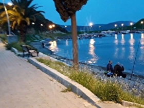 Y.Foça çakmaklı sahilinde yaz kış oturulabilen ,sahil karşısı kiralık 2+1 ev