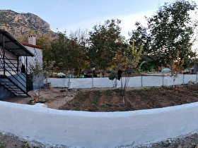ACIPAYAM YUMRUTAŞTA 373 M² ARSA VE MÜSTAKİL EV