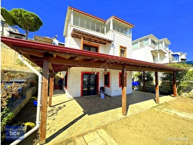 BODRUMA YAKIN ADABÜKÜ KUMSAL PLAJLI SİTEDE TAM MÜSTAKİL MANZARALI TRİPLEKS VİLLA, FIRSAT ACİL FİYAT