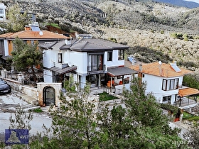 AVCIDAN 7+1 GÜRENİN KALBİNDE DENİZ MANZARALI VİLLA