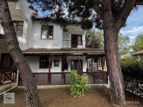 GÜNEYLİ EMLAKTAN DOSTLAR SİTESİNDE KÖŞE KONUMDA BAKIMLI YAZLIK