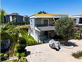 Havuzlu Ve Güvenlikli Sitede Geniş Bahçeli Yeni Villa