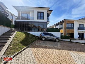 SATILIK 4+1 SİTE İÇİ ,MODERN TASARIMLI GENİŞ VİLLA