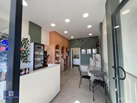Urla İskelede Geniş Vitrinli Kiralık Dükkan